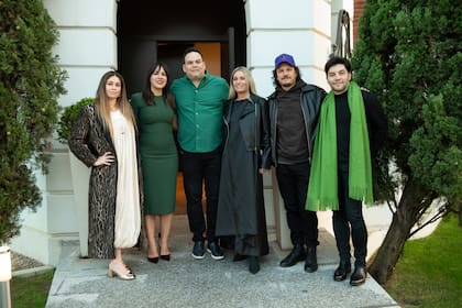 Vito Sainz de Vicuña, Carminne Dodero, Andrés Paredes, Mariana Brea, Lucas Pertile y Sebastián Báez en la entrada de la Fundación Pons.