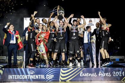 Vítor Beníte, MVP de la final, levanta el trofeo de la Copa Intercontinental que San Pablo Burgos le ganó a Quimsa