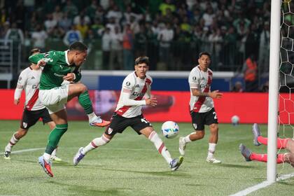 Vitor Roque anota el 1-1 de Palmeiras ante River en Brasil, por la Copa Libertadores: otro gol sufrido de pelota parada