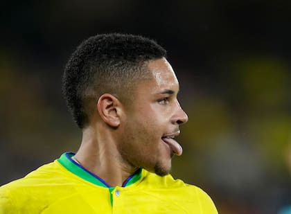 Vitor Roque, de Brasil, festeja tras convertir un gol ante Perú en el primer duelo del Sudamericano