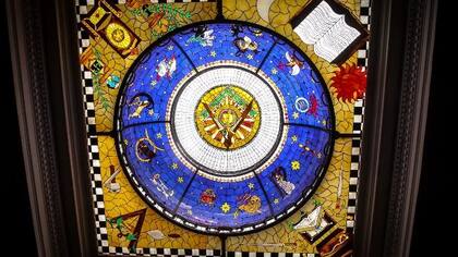 Vitral con la simbología de los masones en la mansión Kopp