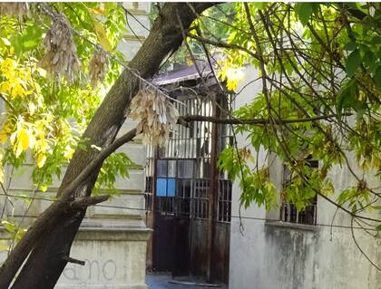 Vitrales rotos, paredes descascaradas y con grafitis: así se encuentra hoy la histórica casa.