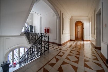Vitreaux, escaleras de mármol, mosaicos rojos y blancos y aperturas de madera, la elegancia del Palacio de los Patos se percibe también en sus espacios comunes