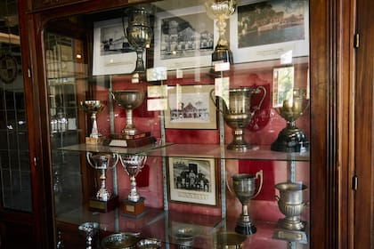 Vitrina del club que guarda los trofeos y recuerdos de décadas de competencias y logros deportivos