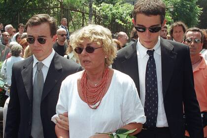 Diletta D&apos;Andrea, última esposa de Gassman, secundada por sus hijos Emanuel y Jacopo, en el día del funeral del actor