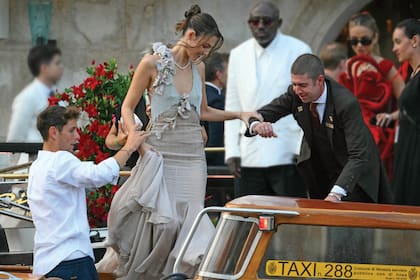 Vittoria
Ceretti impactó con un
vestido de los archivos
de Dolce & Gabbana
para ir a una de las
fiestas previas junto al
editor de moda británico
Edward Enninful y la
filántropa india Natasha
Poonawalla.