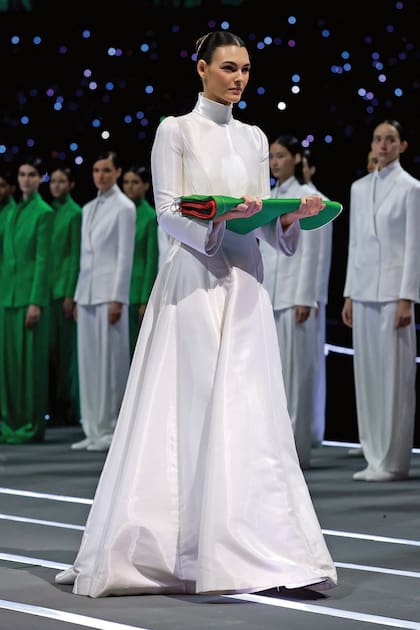 Vittoria Ceretti, la novia de
Leo DiCaprio, se lució como
abanderada de los Juegos
Olímpicos: llevó un vestido
de alta costura de Armani de
cuello alto, con capa integrada,
hombreras estructuradas y
falda cubierta por microcristales
bordados