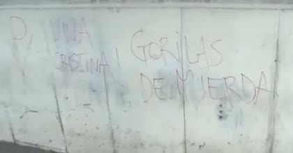 "Viva Cristina Gorilas de Mierda"