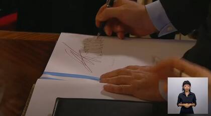 "Viva la libertad carajo", la firma de Milei en el libro de actas del Congreso