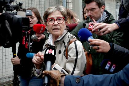 Vivana la madre de Vincent Lambert llega al hospital donde su hijo está internado desde 2008.