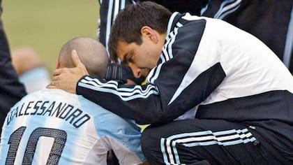 Vivas consuela a Andrés D´Alessandro, tras la final perdida en la Copa América 2004