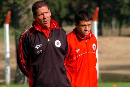 Vivas fue ayudante de campo del "Cholo" en Racing, luego en Estudiantes, River y San Lorenzo; desde hace tres años lo acompaña en Atlético de Madrid. Solo faltó en Catania, en Italia