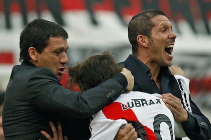 Vivas y Simeone, durante la etapa del Cholo en River; en Núñez también salieron campeones, como en Estudiantes