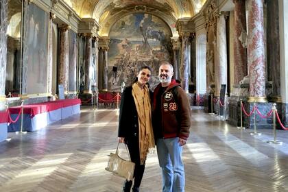 Con su novia porteña, Micaela, en la Sala de los Ilustres, en el Capitole de Toulouse, antes del inicio de la pandemia.