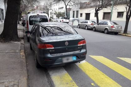 En la ciudad circulan numerosos vehículos con falsos stickers de discapacitados