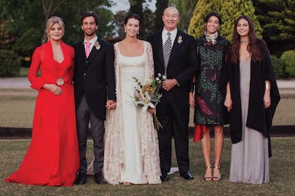 Vivian Avella Longhi, los novios, Andrés Rossi, y las hermanas de Camila, Martina y Pilar.