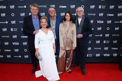 Peter Cattaneo, Vivian El Jaber, Jeff Pope, Alfonsina Carrocio y Jonathan Prycee, en la premir del film The Penguin Lessons, en el festival de Toronto en 2024