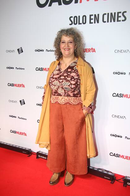 Vivian El Jaber eligió un conjunto en tonos tierra para desfilar por la alfombra roja