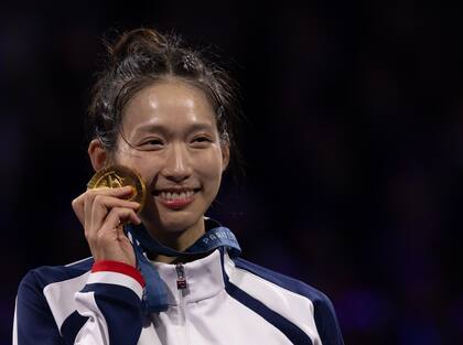 Vivian Kong Man Wai, medalla de oro en París, recibieron abonos de subterráneo de por vida como regalo del gobierno local. (Photo by Tnani Badreddine/DeFodi Images via Getty Images)