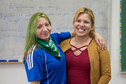 Viviana (48), estudiante del último año, junto a Luli Arias (31), docente de Salud, Género y Técnicas de Estudios