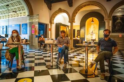 Viviana Cantoni, Federico Irazábal y Enrique Avogadro durante la presentación del FIBA en el encuentro de hoy