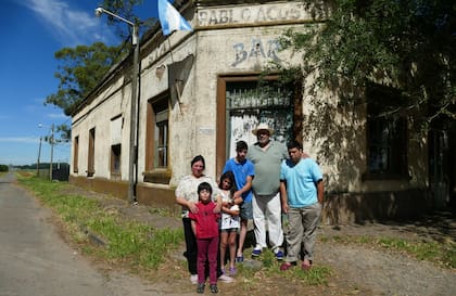 Viviana Coluccio, Fabián Vendemila y sus cuatro hijos