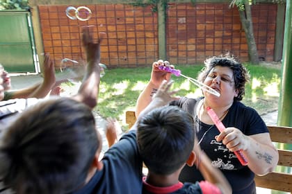 Viviana juega con un grupo de niños del hogar