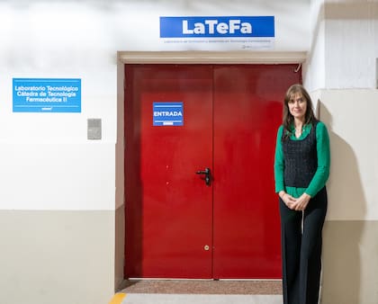 Viviana Mouriño coordina el laboratorio de simulación de producción de medicamentos con Marcelo Nacucchio, ambos docentes de la FFyB