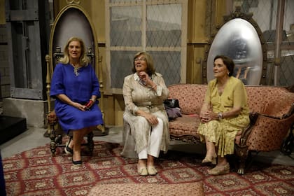 Viviana Rueda, Silvia Rueda de Uranga y la homenajeada, María Laura Esteves de Steverlynck, entre escenarios de obras del Teatro Colón.