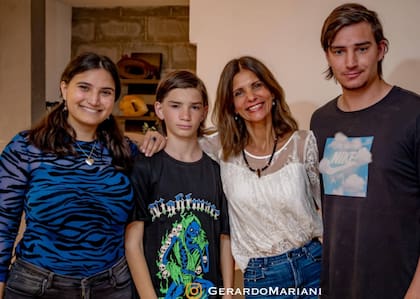 Viviana Semienchuk e una imagen de su álbum personal, junto a sus tres hijos: Sol, Salvador y Santiago