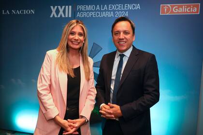 Viviana Valles, conductora de la entrega del Premio LA NACION-Banco Galicia a la Excelencia Agropecuaria, y José del Rio, director de Contenidos de LA NACION