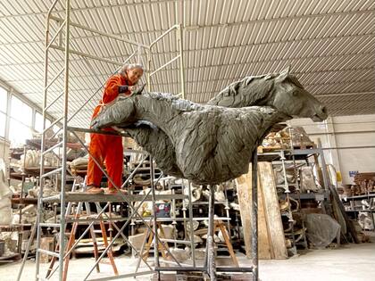 De 2,50 metros de largo, 2,30 de alto y 75 de ancho, la escultura de Vivianne Duchini pesa unos 400 kilos; en abril de 2022 se instalará por 7 meses en Venecia