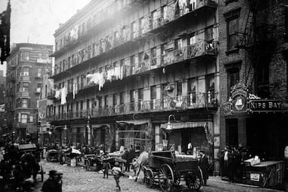 Viviendas de alquiler en la calle Elizabeth de Manhattan en 1912.