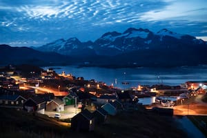 Viviendas iluminadas tras el anochecer en Tasiilaq, Groenlandia