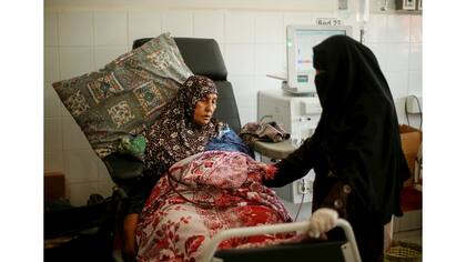 Una mujer palestina se somete a diálisis renal en el hospital de Shifa en la ciudad de Gaza