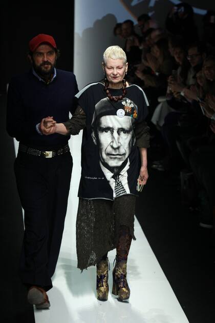 Viviene Westwood en la Semana de la Moda Masculina de Milán 2016 con la en homenaje al príncipe Carlos, hoy rey Carlos III. “Si el príncipe Carlos hubiera gobernado el mundo de acuerdo con sus prioridades durante los últimos 30 años, estaríamos bien y abordando el cambio climático”.