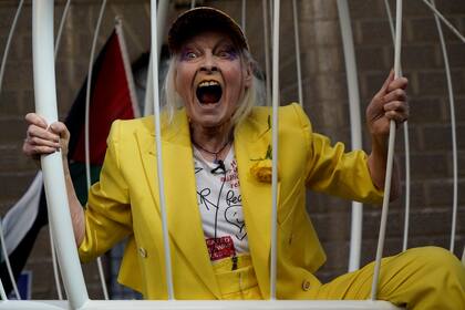 Vivienne Westwood en una protesta en Londres por la extradición de  Julian Assange
