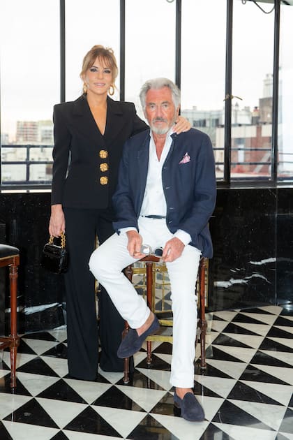 "Vivimos en París pero cada uno en su casa, es el secreto del amor", contó Patricia della Giovampaola sobre su relación con el escritor Jean-Paul Enthoven. También que "en cada casa tenemos una habitación para el otro" y que suele leer sus escritos, muchos desde la computadora "aunque me cuesta más". Della Giovampaola d'Arenberg apoyó a su pareja durante la presentación a la hora de traducir expresiones del francés al español. "En París o en Miami, él se la pasa con su computadora, todo el día escribiendo", describió.