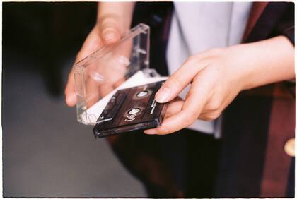 “Vivimos la época de las cartas por correo, de llamadas telefónicas por cabina, un casete de Phil Collins... "