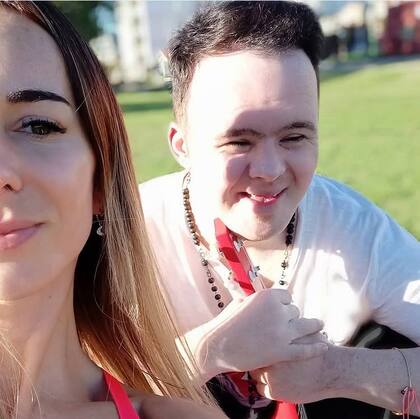 Vivimos un tiempo con mi tío, pero mi mamá fue a buscarnos. Le gritó, lo insultó, le dijo que nunca más se metiera. Y así también perdimos el vínculo con él”, señala Clara.