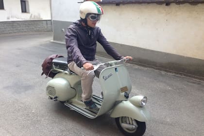 Vivió un año en Roma y se llevó su Vespa, lo describe como uno de sus mejores años