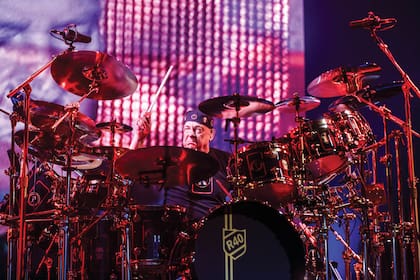 “Vivió una vida rica y profunda”, dijo el ex baterista de Jethro Tull Doane Perry. “No perdía el tiempo. Podía pasar tiempo solo, leyendo un libro en su casa del lago en Canadá, con la misma intensidad con la que tocaba un recital para decenas de miles de personas”.