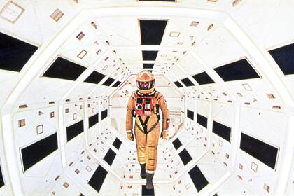 2001: odisea del espacio es de 1968 y comienza con el hallazgo de un monolito alienígena en la Luna