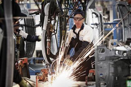 Vivir de la Fiat. Inaugurada en 1954, la planta cordobesa de la automotriz emplea a 3000 personas. La mayoría vive en Ferreyra. De la línea de montaje sale un auto cada 90 segundos