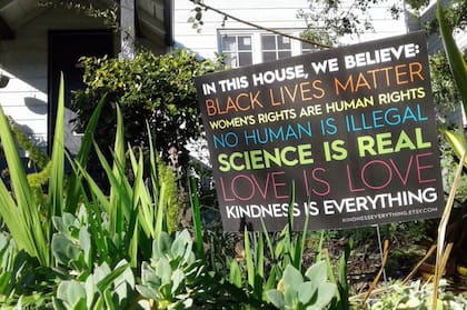 Uno de los tantos carteles que ponen los vecinos de Berkeley en el patio.