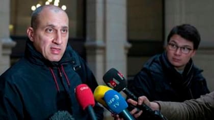 Vjeran Tomic responde preguntas de los medios en una corte de Paris