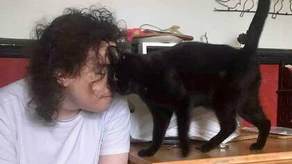 Vlad con Korn, uno de sus gatos.