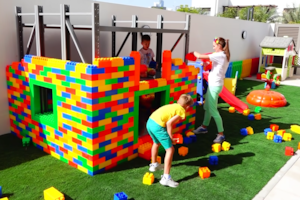 Vlad y Niki construyen una casa con la mínima ayuda de su madre