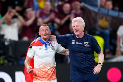 Vladimir Coufal celebra con el DT David Moyes tras ganar la Europa Conference League luego de vencer en la final a Fiorentina de Italia por 2-1