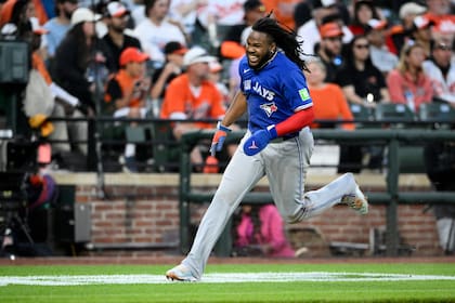 Vladimir Guerrero Jr., de los Azulejos de Toronto, corre rumbo al plato para anotar con sencillo de Daniel Vogelbach durante la sexta entrada del juego de béisbol en contra de los Orioles de Baltimore, el lunes 13 de mayo de 2024, en Baltimore. (AP Foto/Nick Wass)